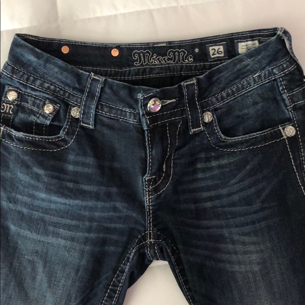 Signature Crop MISS ME jeans.